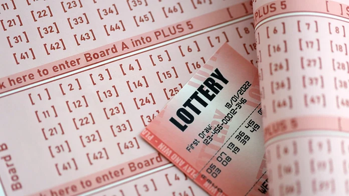 V zásuvke ho čakalo obrovské prekvapenie. Syn našiel výherný tiket z lotérie, ktorý tam nechala jeho zosnulá matka