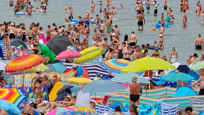 VIDEO: Hlava na hlave a kvantá slnečníkov. Zábery poľských pláží obleteli internet