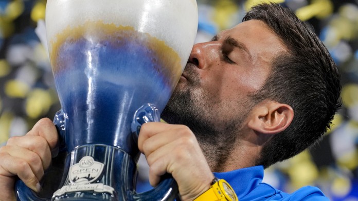 Jeden z najťažších zápasov kariéry. Djokovič zdolal svetovú jednotku a oslavuje triumf