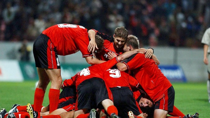 Hráči Púchova sa tešia z vyrovnávajúceho gólu do siete FC Barcelona.