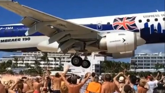 Lietadlo preletelo tesne nad hlavami turistov.