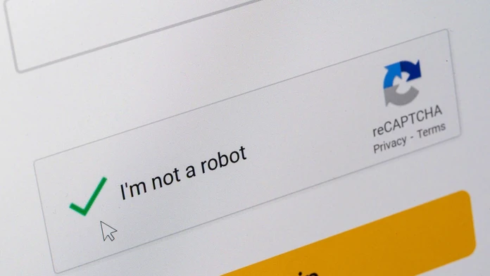 Klikli na „Nie som robot“ a prišli o peniaze. Odborníci varujú pred novým podvodom