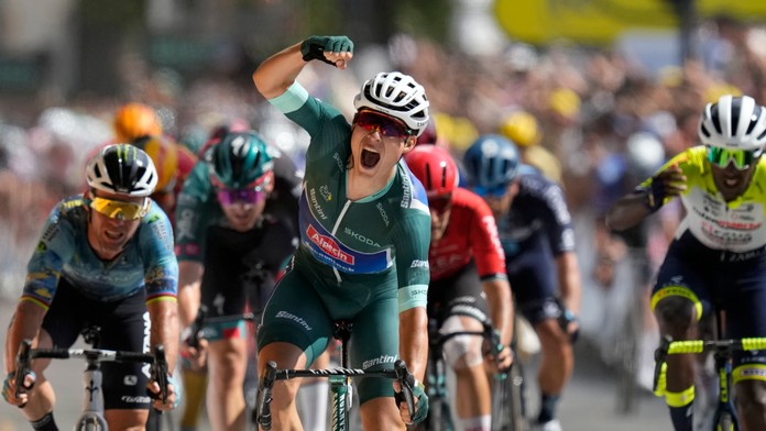 Jasper Philipsen oslavuje v cieli po jeho víťazstve