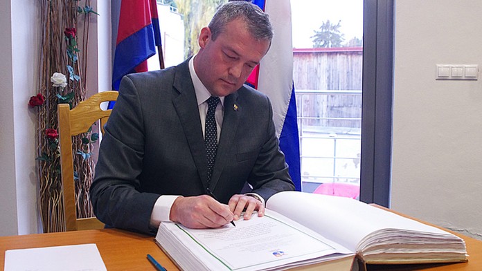 Toto má Koptík v posteli. Horúce zábery jeho pornohviezdy