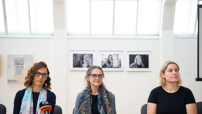 Laureátky ocenenia Biela vrana zľava riaditeľka ŠÚKL Zuzana Baťová, psychologička Soňa Holúbková a Lenka Ticháková.