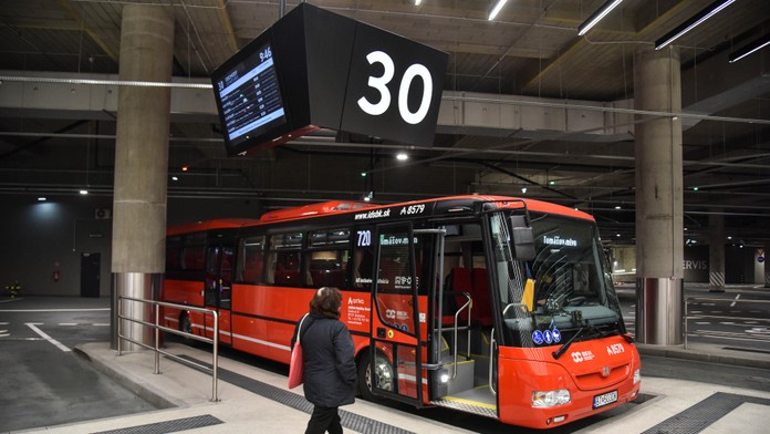 Autobusová stanica v Bratislave čelí kritike. Priestor pre cestujúcich sa výrazne scvrkol