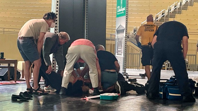 Britský spisovateľ Salman Rushdie leží na zemi po útoku.