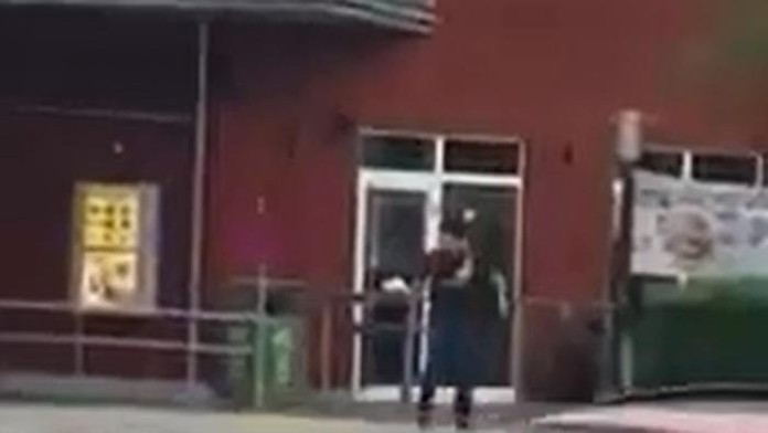 Strelec pred McDonaldom.