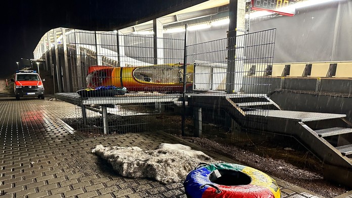 Tragédia v nemeckom ľadovom koryte. Štvorboby zmietol gumový kruh, hlásia jednu obeť a troch zranených