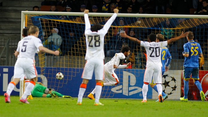 Hráči Šachtaru Doneck oslavujú gól po tom, ako Luiz Adriano (v strede) skóroval do bránky BATE Borisov