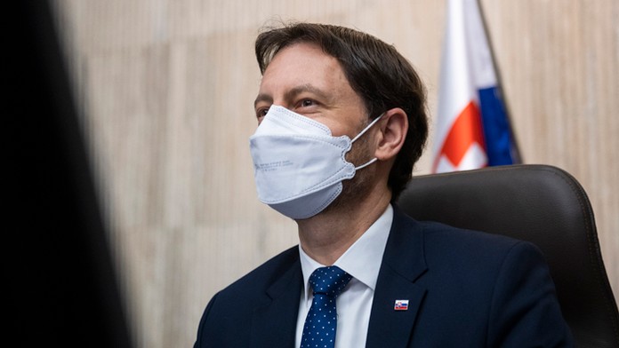 Predseda vlády Eduard Heger.