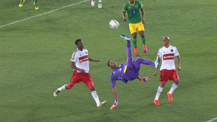 Brankár Oscarine Masuluke rozhodol zápas nožničkami v poslednej minúte..png