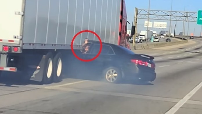 Žena volá o pomoc z auta zakliesneného pod kamiónom.