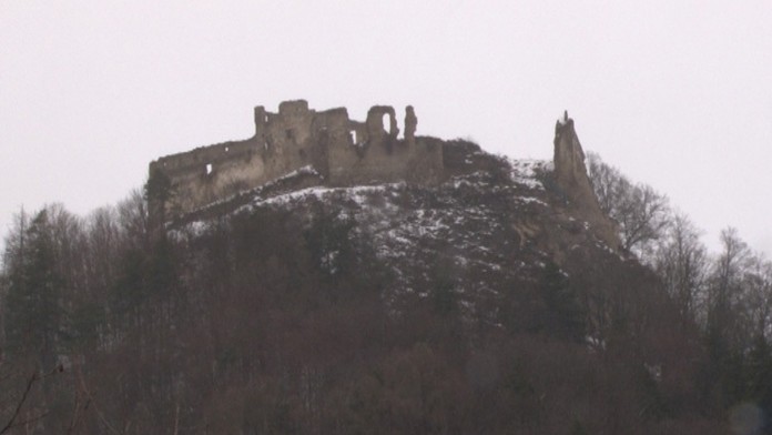 Rozpadajúci sa hrad v Považskej Bystrici.