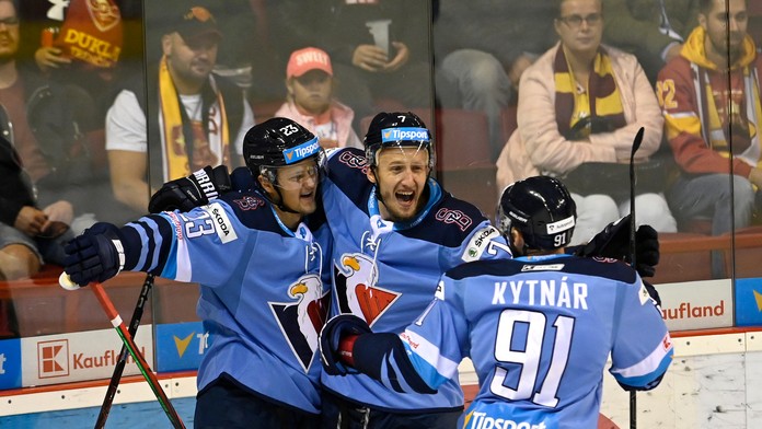 Sprava Andraž Šporar a Ibrahim Rabiu zo Slovana Bratislava oslavujú gól v dueli EL proti Besiktasu.