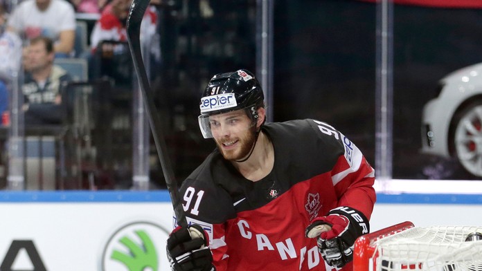 Tyler Seguin z Kanady sa teší z gólu do siete Bieloruska počas štvrťfinále MS 2015 v Česku.
