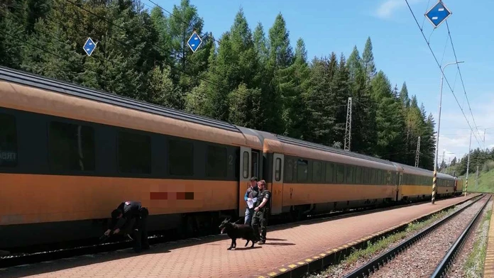 Polícia prehľadáva vlak RegioJet, v ktorom bola nahlásená bomba