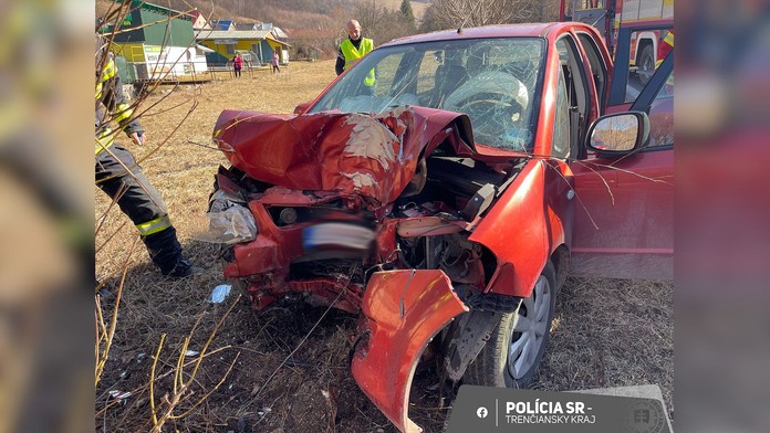 Záchrana v poslednej chvíli. Policajti ratovali muža, ktorý ostal zakliesnený v aute