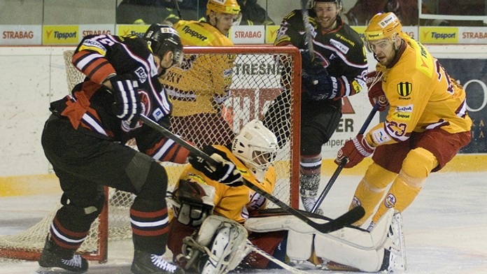 Útočník Banskej Bystrice Milan Kytnár (vľavo), trenčiansky brankár Branislav Konrád a obranca Martin Dudáš v play off extraligy.