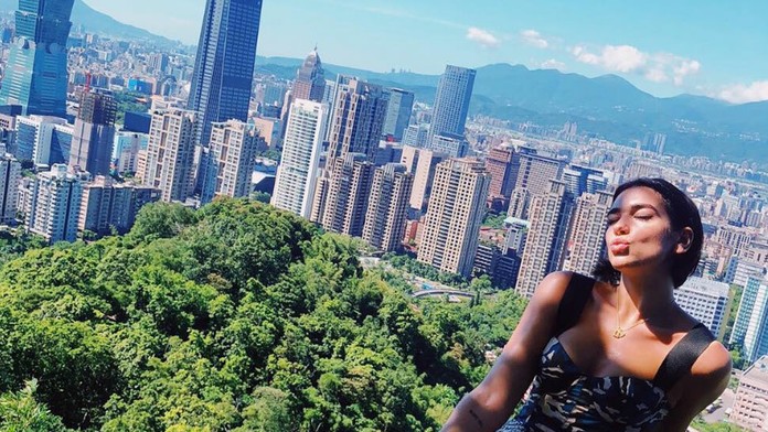 Dua Lipa touto fotkou vydesila fanúšikov