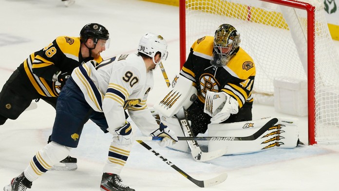 Jaroslav Halák chytá strelu Marcusa Johanssona (Buffalo)..jpg