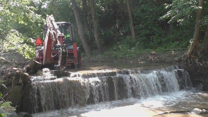 Odstraňujú hate na rieke Hučava