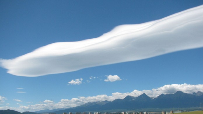 FOTO: Nad Tatrami vznikol neobyčajne vyzerajúci oblak. Stojí na mieste