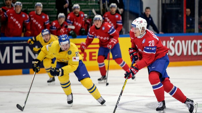 Na snímke vpravo nórsky útočník Anders Bastiansen v zápase A-skupiny hokejových MS v Rusku.