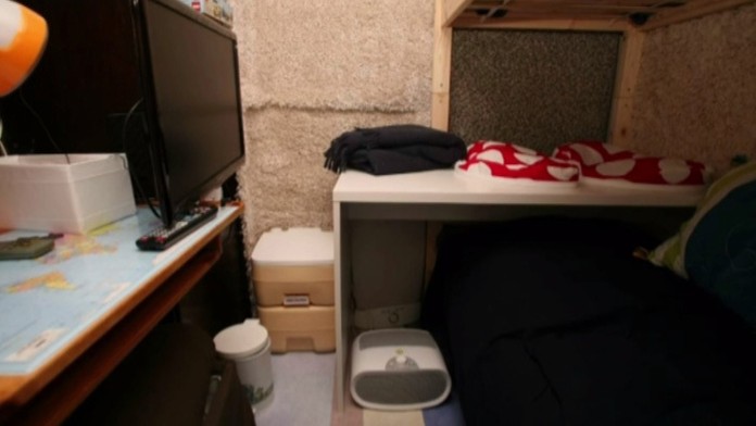 Pivnica v dome hrôzy v Nórsku.