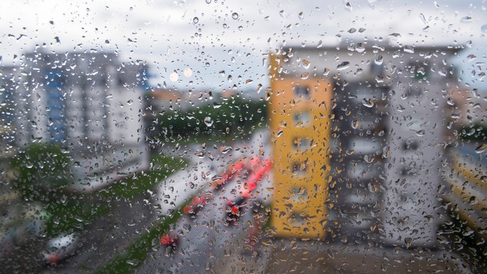 Na snímke mokré okno po silnom daždi a búrke v Bratislave.