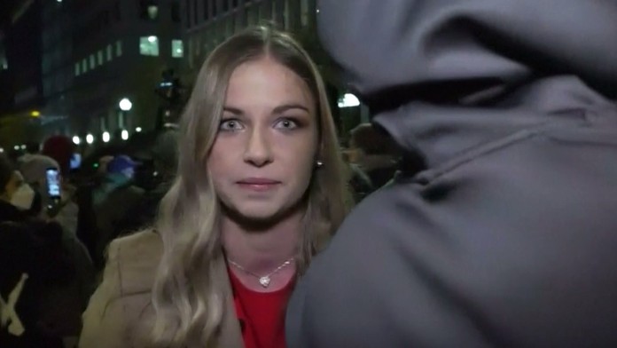 Predmety nájdené v hrobe pravekej ženy.