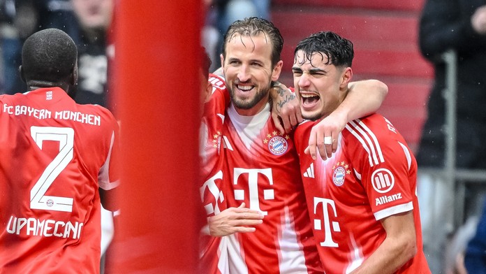 Bundesliga: Wolfsburg stratil vyhratý duel v závere. Bayern Mníchov oslavoval tesný triumf