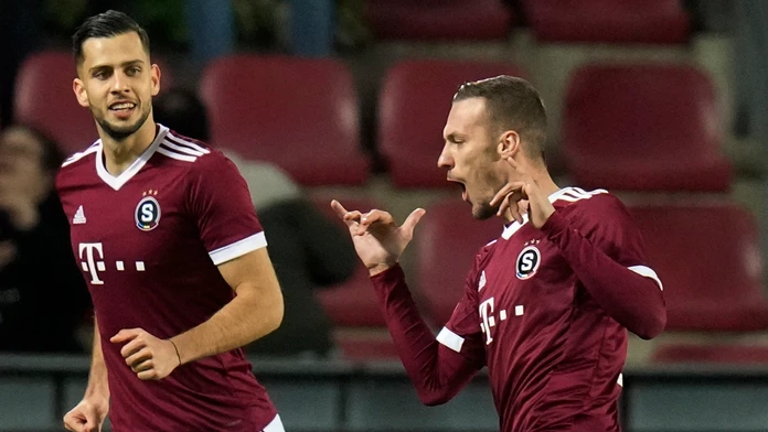 Futbalisti Lukáš Haraslín (vpravo) a Dávid Hancko zo Sparty Praha sa tešia z gólu.