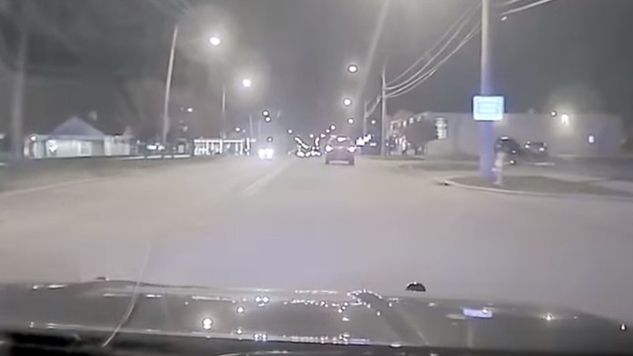 Policajti naháňajú chlapca, ktorý rodičom zobral auto.