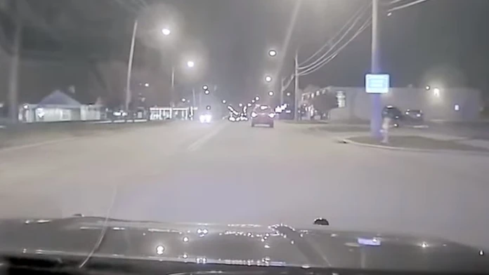 Policajti naháňajú chlapca, ktorý rodičom zobral auto.