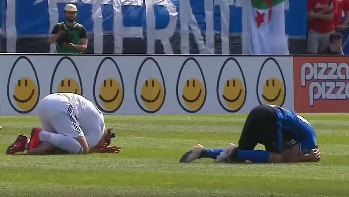 Zlatan Ibrahimovič  (LA Galaxy) a Michael Petrasso (Montreal Impact) sa váľajú na trávniku.