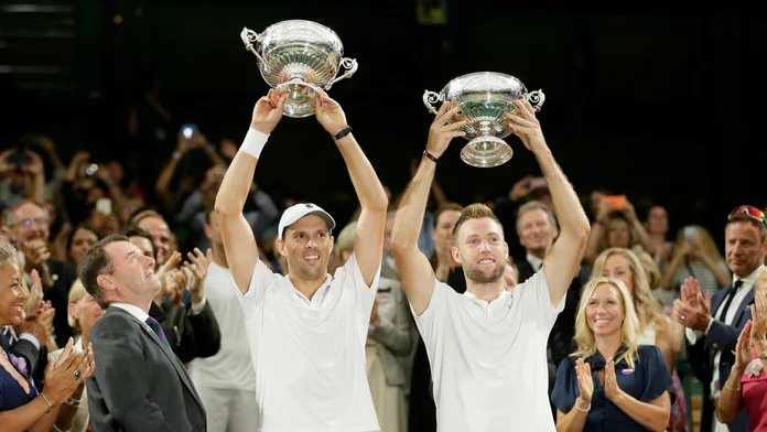 Američania Mike Bryan a Jack Sock s trofejami pre víťazov štvorhry na Wimbledone.