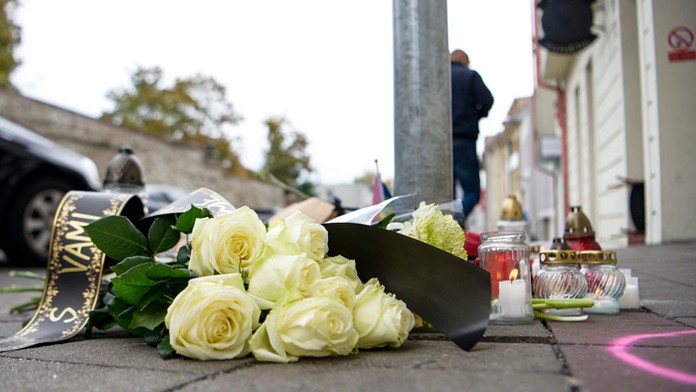 Ľudia pokladajú sviečky pri mieste útoku na Zámockej ulici.