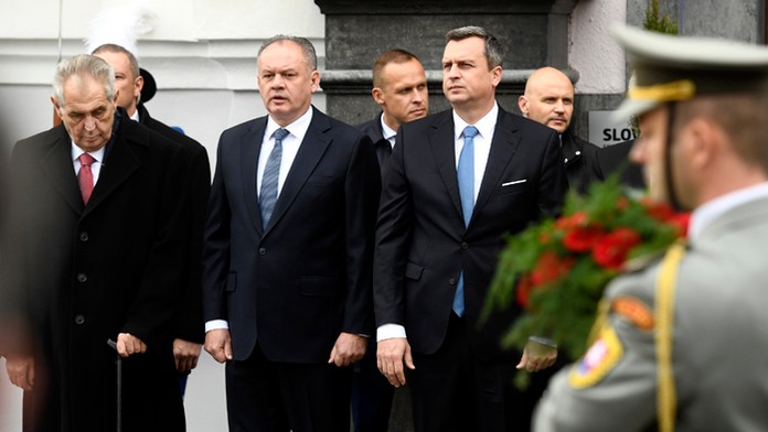 Prezidenti Česka a Slovenska - Miloš Zeman a Andrej Kiska, predseda NR SR Andrej Danko počas osláv 100. výročia deklarácie.