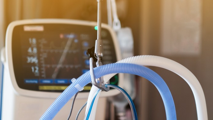 Žena v nemocnici vypla spolubývajúcej dýchací prístroj. Prekážal jej zvuk, ktorý vydával