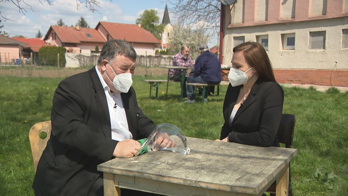 Profesor Vladimír Krčméry s moderátorkou Adrianou Polákovou.