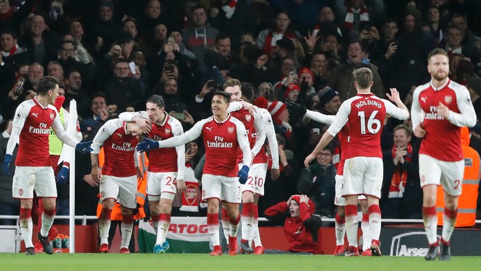 Nadšení hráči Arsenalu po góle v zápase proti Chelsea.