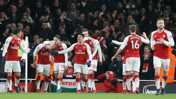 Nadšení hráči Arsenalu po góle v zápase proti Chelsea.