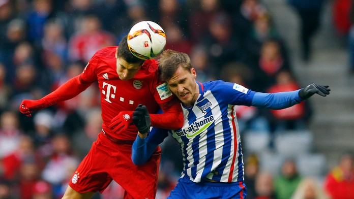 Robert Lewandowski (vľavo) a Sebastian Langkamp v hlavičkovom súboji.