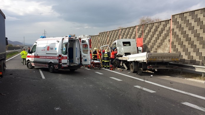 Pri Beluši sa zrazili dve nákladné autá. Diaľnicu uzavreli