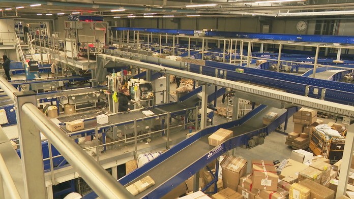 Balíky na páse v sklade eshopu