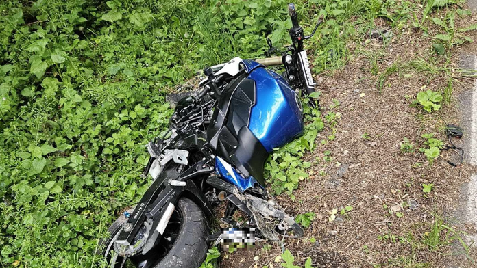 Na snímke havarovaná nehoda v seneckom okrese.