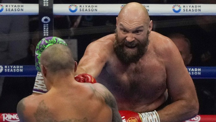 FOTO+VIDEO: Fury nevyhral ani v odvete. Kráľom ťažkej váhy zostáva Usyk