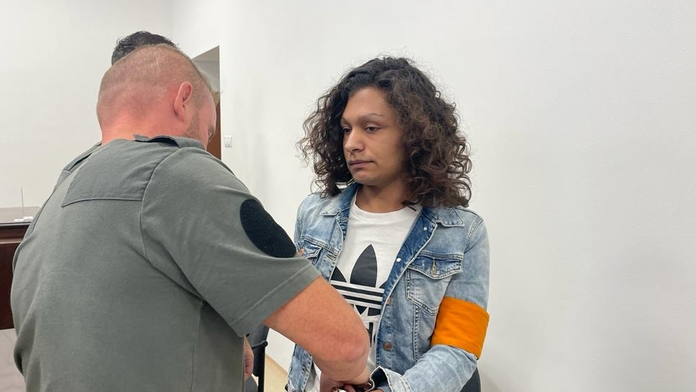 Muž, ktorý sa prezlieka za ženu a dobodal v Trenčíne dievča, sa postavil pred súd.