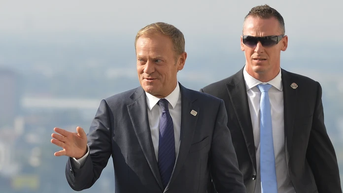 Predseda Európskej rady Donald Tusk (vľavo) prichádza na rokovanie.